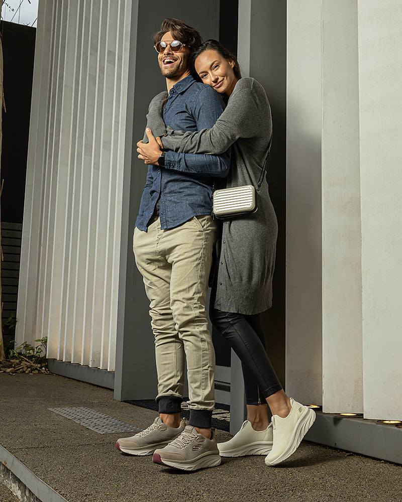 Par i ført Skechers sneakers i fedt design